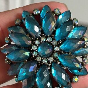 4/$100 Blue rhinestone clip and brooch 💜